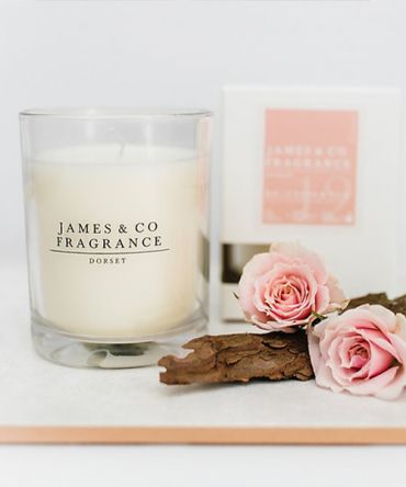Ароматна свещ No. 12 Rose & Oud, аромат на роза, пачули, ванилия и дървесни аромати
