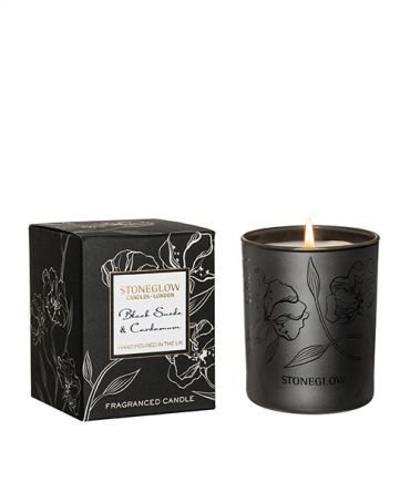 Ароматна свещ Black Suede & Cardamom. Дървесен аромат с пикантни подправки. Подходящ подарък за мъж.