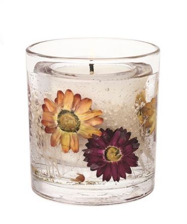 Декоративна ароматна гел свещ с естествени цветя в стъклена чаша, подходяща за подарък