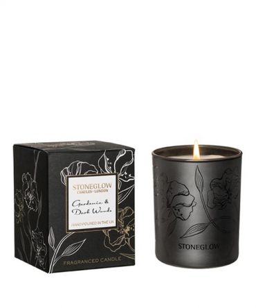Ароматна свещ Gardenia & Dark Woods с аромат на гардения, циклама, жасмин, пачули и тъмно дърво. Подходящ подарък за мъж.