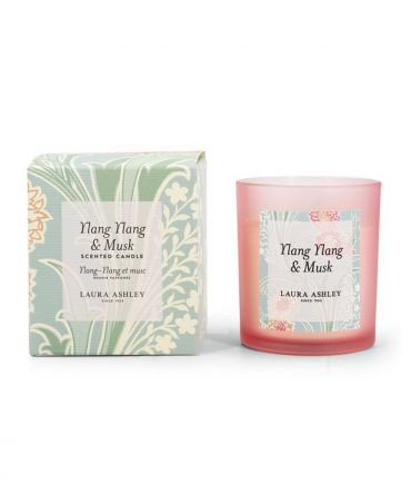 Ароматна свещ LAURA ASHLEY Ylang Ylang & Musk / Иланг Иланг и Мускус в кутия за подарък