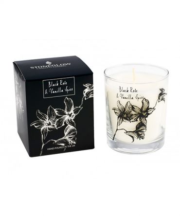 Ароматна свещ в стъклена чаша с аромат на чернароза и пикантна ванилия