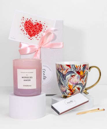 Подаръчен комплект за жена с ароматна свещ и порцеланова чаша за кафе и чай. Подарък за свети Валентин, рожден ден, имен ден.