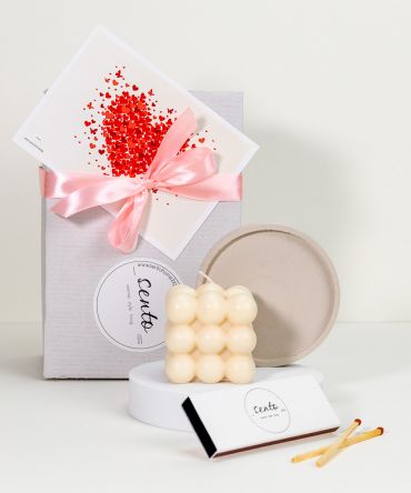 Подаръчен комплект за жена с декоративна свещ bubble, поставка за свещ, кибрит, картичка и кутия за подарък