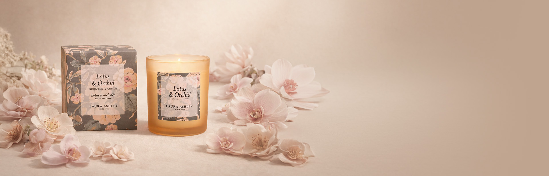 >Ароматни свещи и дървени дифузери с керамично цвете Laura Ashley