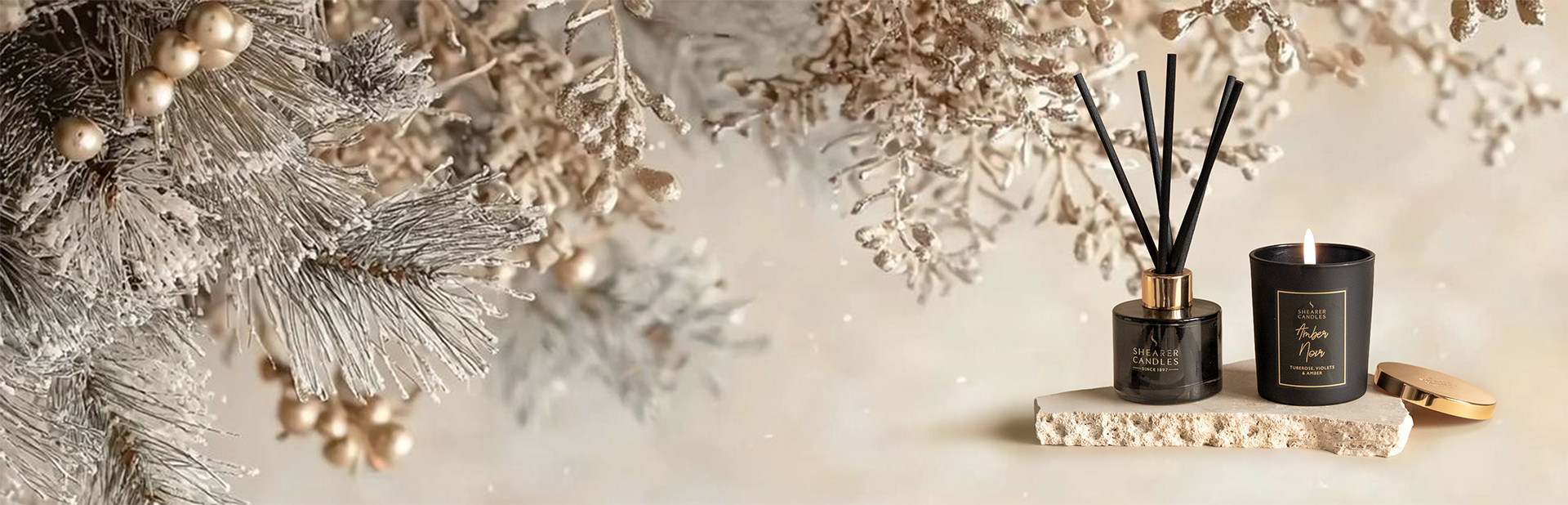 >Коледни ароматни свещи и подаръци